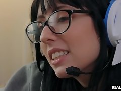 Van Wylde fucks teenage gamer Daphne Dare