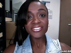 Black MILF Lexxi Likes It DEEP! - hard fuck