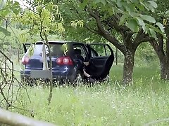 Un voyeur filme un couple baiser