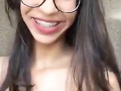 Brasileira safada descuida se e mostra os mamilos